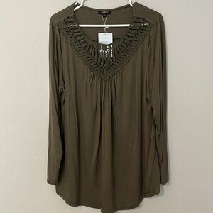 NWT Aamilife Womens Plus long sleeve shirt. Women’s size 2x. Green w/lace.
